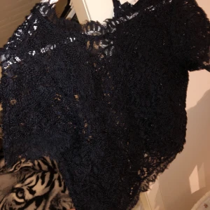 Marinblå spetstopp - Knappt använd spetstopp! Funkar till fest och vardags! 110kr inklusive frakt 