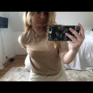 Gullig finstickad topp - Beige topp från Lindex . Mycket skön och stretchig. Priset är exkl frakt 