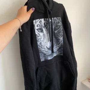 The Cool Elephant Hoodie - En hoodie från The Cool Elephant som är använd ett få par gånger. Den ser helt ny ut utom ett litet hål på inte delen av ärmen längstned ( kolla bild 3). Hålet syns verkligen inte, såg det först när jag skulle ta bilder. exklusive frakt, mer info privat🥰