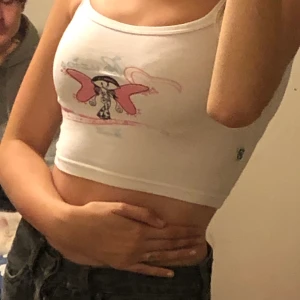 gulligt linne - ett gulligt linne från barnavdelningen så storlek är svårt att säga, men passar mig som har xs/s. från något märke som har brasiliens flagga på sig