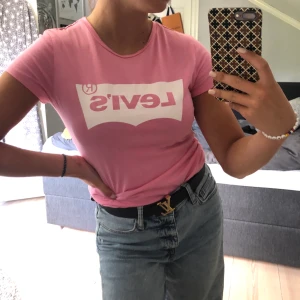 T-shirt med tryck - Rosa Levis t-shirt med trycket ”Levis”, aldrig använd, FRAKT INGÅR I PRISET, kontakta för fler bilder eller frågor, buda gärna