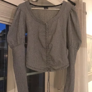Blus - Jätte snygg blus från Gina. Älskar den men tyvärr passar den mig ny jätte bra, storlek M och man kan göra så att den e croppad också. Bud från 60 kr