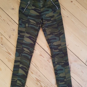 Camoflage tights - Säljer ett par camoflage tights i storlek S. Aldrig använda då dom var för små... Dom är gjorda i ett flis liknande tyg,och är "fodrade med fluff" ( se bild 3) Hör gärna av er vid intresse eller frågor. Köpare står för eventuell frakt. Tar swish