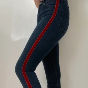 Jeans med röd rand från zara woman - Från zara woman premium colletion. Använda ett par gånger och sömmen har gått upp lite på det röda men det syns inte så mycket. Frakt står köparen för