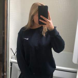 Jätteskön mörkblå sweatshirt från Nike :)) FRI FRAKT