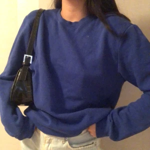 Blå sweatshirt - Asnajs tröja från hm 💙 köptes för ca 2 år sen, något nopprig (speciellt på vänster sida), ett hål finns i armhålan (ingen som syns när plagget sitter på. Herr xs så ca M i dam. Läs policy innan❗️📦 frakt 59kr