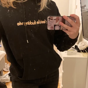 Hoodie - En Hoodie jättesnygg och bekväm vet dock inte vart den är ifrån, köparen står för frakten 