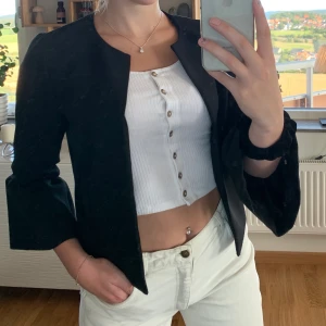 Kavaj  - Super söt kavaj med tre kvarts arm som går ut. Använder den aldrig:// säg ditt pris!❤️