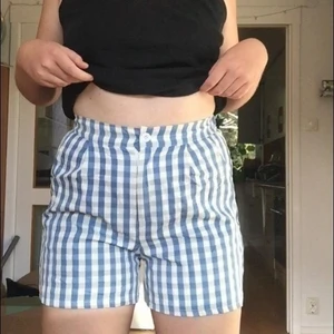 Rutiga shorts - Säljer dessa helt nya och oanvända rutiga shortsen från shein. De har fickor och stängs med dragkedja och knapp 💞