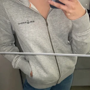 Sail racing  - Grå sail racing hoodie med luva, köptes på NK förra året men har använd Max 5 gånger. 