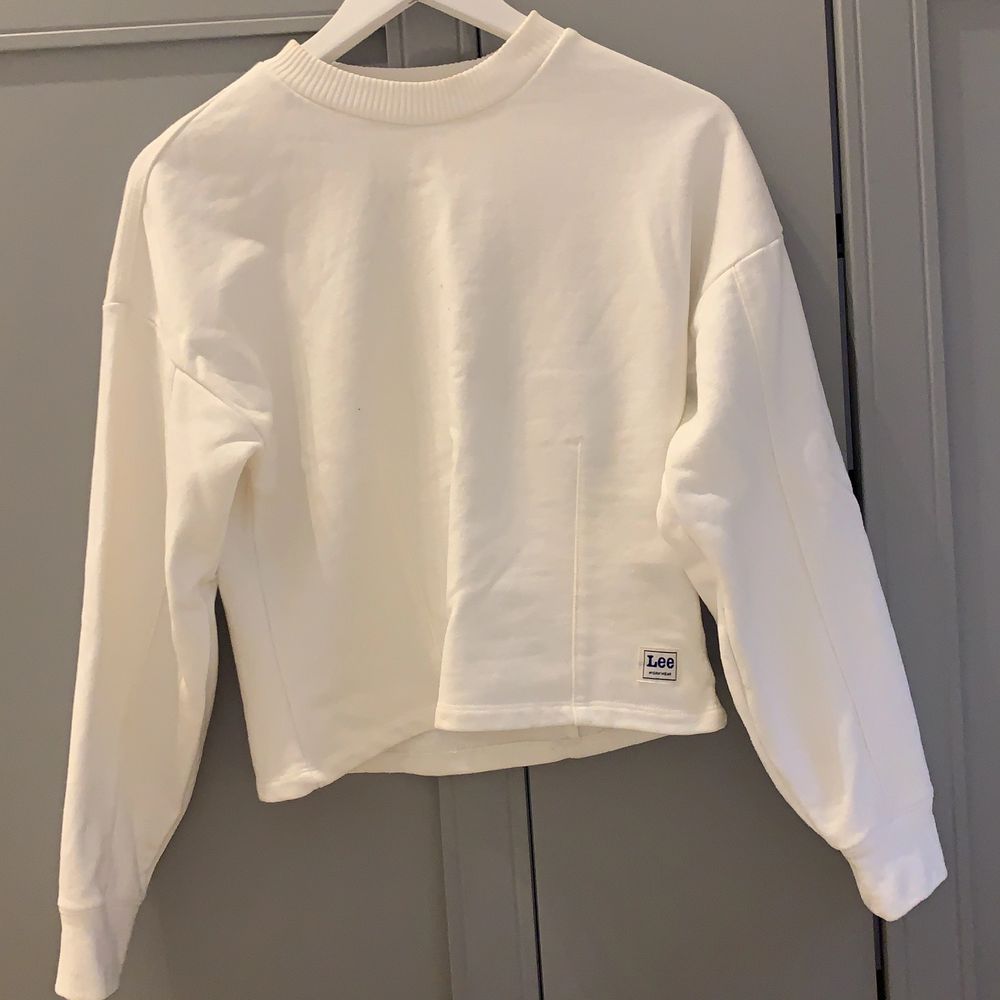  Är en vit Cropped tröja från Lee i väldigt bra skick. Säljer då ja inte haft användning för den!. Tröjor & Koftor.