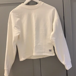Lee tröja stel xs -  Är en vit Cropped tröja från Lee i väldigt bra skick. Säljer då ja inte haft användning för den!
