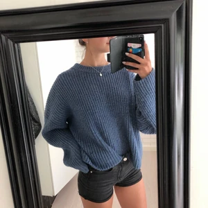 Stickad tröja - En blå finstickad tröja i storlek XS från HM i mycket gott skick! Frakten ingår💫