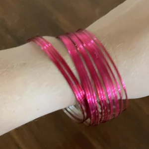 Armband 17 st. Äkta 90-tal o 80-tal - Så snygga äkta 90-tal o 80-tal 17 st. Rosa och Silverfärgad 7 cm rakt över. Frakt tillkommer med 15kr. Buda gärna. 