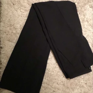 Svarta kostymbyxor, stl.36 - Säljer dessa svarta kostymbyxor ifrån BikBok! nästintill oanvända då jag inte tycker jag passar i de och i superfint skick! 350kr exklusive frakt! kan hämtas i Borlänge eller mötas upp om så önskas! Dm:a vid intresse!