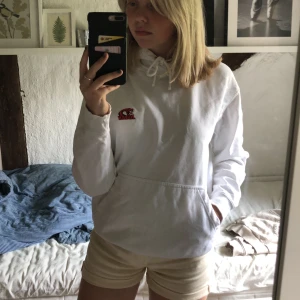 Hov1 hoodie - Hov1 Merch hoodie , köpt här på plick💚 knappt använd så fint skick💚 köpare står för frakt på 66 kr💚