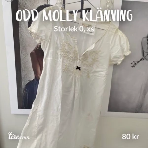Odd Molly klänning - Så fin Odd Molly klänning, storlek 0🤍 Liten fläck vid höger sida, men går nog lätt bort i tvätten🕊 Köparen betalar frakt 