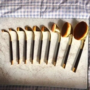 Sminkborstar - Nio stycken makeup borstar i jättefint skick, (använda 2-4 ggr). Sminkar inte mig ofta, så de har bara legat i sin kartong i förvar. Använde däribland inte alla, så vissa är i nyskick🦋 Rengjorda. Väldigt lena och sköna mot huden😍. 140 kr + frakt!💕