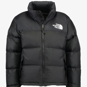 Supertrendig north face jacka - Säljer denna supersnygga north face jackan som är i perfekt skick! Nypris för jackan är 2795kr. Den är storlek XS men jag skulle säga att den passar en S också. Köparen står för frakt eller så möts vi upp i Malmö/lund🖤 HÖGSTA BUD: 2000kr