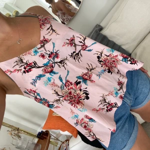 Blommigt straplinne - Drömmigt linne. Lite croppad modell. Använd 2-3 ggr. 100% polyester. Kan mötas upp i Stockholm city eller skicka för 49kr (skicka lätt) alt 22 kr (frimärken).