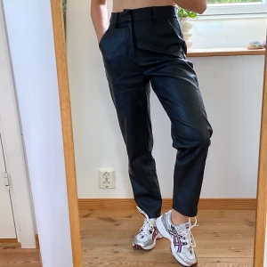 Skinnbyxor - Byxor i skinnimitation från Cotton On. Passar en 34-36. Ett knytskärp i samma material medföljer! 