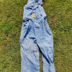 Hängselbyxor  - Jättefina Hängselbyxor i jeans😊. Super fina och någorlunda välanvända. Köpta från beyond retro för flera år sedan. Fortfarande jättefint skick med söta detaljer. Köparen står för frakten på 88kr 💙