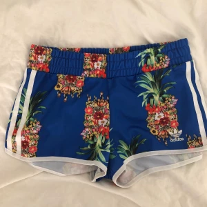 Adidas shorts XS passar även S  - Limited edition shorts som kom ut för några år sedan. Använda men inget att anmärka på. Storleken är XS men skulle säga att de även passar S. Köparen står för frakt alt kan mötas upp i Stockholm. 