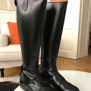 Ridstövlar  - Säljer dessa fina ridstövlar som jag tänk ha till tävlingar, har inte tävlat så mycket som jag tänk! Därför har dom inte kommit till användning! Därför säljer jag dom! Har använt dom endast en gång! Storlek 41 men passar mer som 40 Dom är ej ingångna! Nypris 2500 köpta på XXL