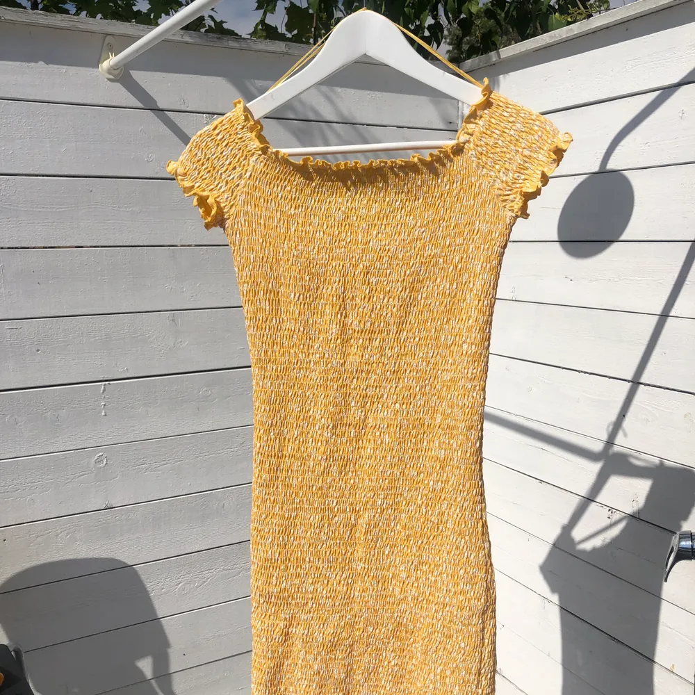 Jättesöt gul-blommig off shoulder klänning i ribbat material💛💛frakt tillkommer. Klänningar.