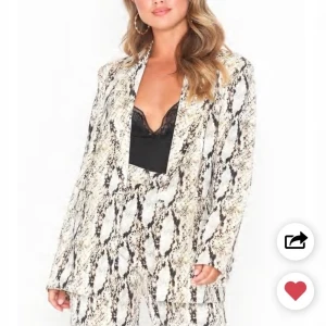 Nelly Oversized Ormskinnsblazer - Fin oversized blazer/kavaj från Nelly i ormskinnsmönster! Har aldrig använts och säljes pga inte riktigt min stil, men supersnygg ändå! Originalpris 499, storlek 34 men passar även 36. Kan mötas upp i Stockholm, annars ingår frakt ej. Skriv vid frågor!🥰