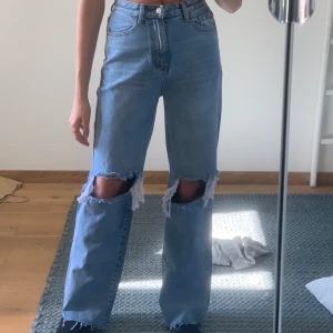 Slutsålda raka jeans - Slutsålda populära raka jeans från missy empire i storlek 36, oanvända. BUDA från 300 - jag är 174- HÖGSTA BUD: 450