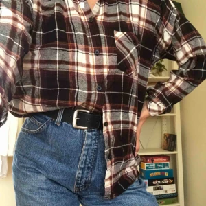  - Min bästa skjorta som jag använd med kärlek  behöver ny ägare! Sjuukt mysig och snygg, perfekt till hösten och kan stylas på så många sätt. Köööp 🥰