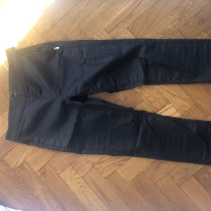 Byxor - Skinn-imitations byxor från filippa K. Bra kvalitet o ej använd mycket. Storlek M men passar nog bättre på S.