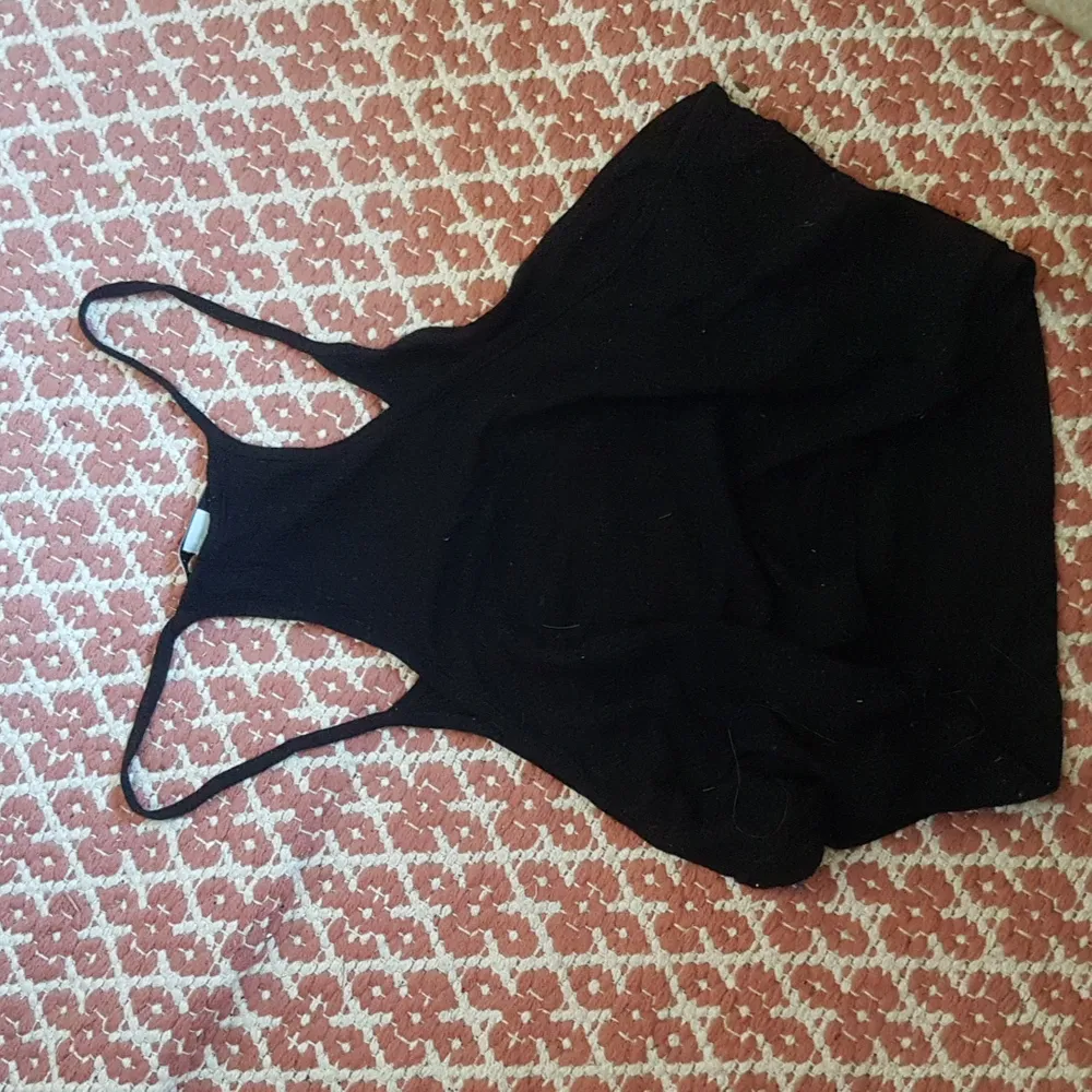 Ett svart cropped linne med boxarrygg från NLY TREND säljes då det aldrig har använts. Lite transparent. Passar även folk som brukar bära M.. Toppar.