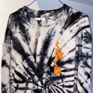 Sweatshirt  - Najs oversized sweatshirt från COLLUSION! Använd fåtal gånger🤍🖤