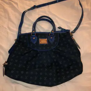 En super fräck blå Louis Vuitton väska som köptes för många år sedan.✨ den långa axelremmen går att ta av och få en handväska istället. Ingen användning av den längre därav säljer jag denna goding🥰 kom privat för mer bilder ev köp. Köparen står för frakt💗