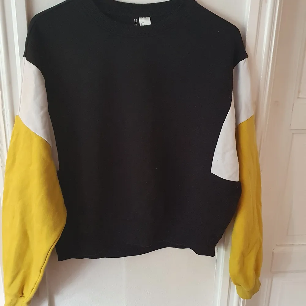 Svart, vit och gul sweatshirt från H&M. Storlek S men aningen oversized. Breda ärmar ⭐ Bra skick! Säljs då den inte längre används. Kontakta vid frågor/intresse 💜 frakt inräknad. Tröjor & Koftor.