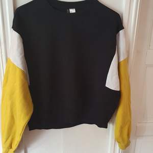Svart, vit och gul sweatshirt från H&M. Storlek S men aningen oversized. Breda ärmar ⭐ Bra skick! Säljs då den inte längre används. Kontakta vid frågor/intresse 💜 frakt inräknad