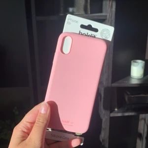 Helt nytt rosa skal - Säljer ett jätte gulligt oanvänt rosa silikon skal, då jag tyvärr råkade ta fel skal i butiken! har nämnligen en XS och detta var till en XR! Hann knipsa upp och testa skalet då jag insåg att det var fel, men den är helt oanvänd! Orginalpris 130kr 💞💞