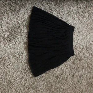 KJOL FRÅN NAKD - Använt en gång men känns inte som den passar min still! Storlek S köptes för 250kr sälja för 200kr pga att jag använt den en gång och den är som ny