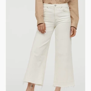 Vita utsvängda jeans - Säljer ett par vita utsvängda jeans som är för stora för mig, supersnygga och stretchiga!!🥰