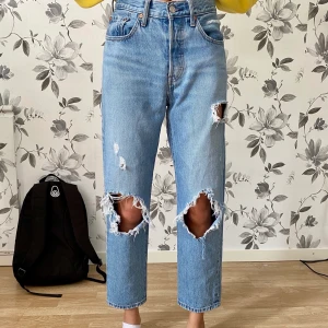 Levis 501 crop  - Säljer dessa as snygga jeansen då dom tyvärr blivit för små för mig (det är min vän på bilderna), de är i modellen Levis 501 crop i storlek W 24 L 26 💕 500kr + frakt!