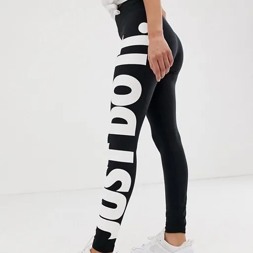 Knappt använda leggings från Nike med texten ”Just do it” och hög midja. Du som kund säger ett pris som känns rimligt att betala. Skriv för fler bilder eller frågor!. Jeans & Byxor.
