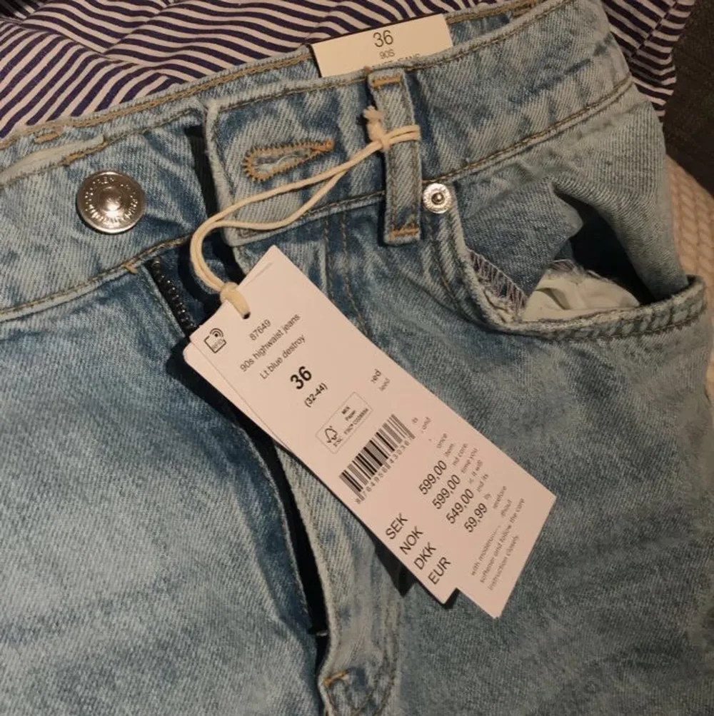 intressekoll på dessa assnygga och populära jeans från Gina tricot som är helt oanvända med prislapp kvar, de på bilden är i storlek 34 men säljer mina andra i 36 då de var lite stora! Buda privat!!💞 Bud just nu: 610kr. Jeans & Byxor.