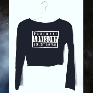 Svart Crop Top från H&M - Strl M - Långärmad svart crop top från H&M i storlek M, med printet ”Parental Advisory Explicit Content” på framsidan. 