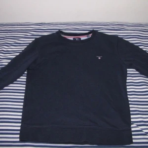 Gant sweatshirt (oanvänd)  - Helt oanvänd gant sweatshirt Gant Tröja För Killar/Tjejer 170cm typ som S, Väldigt fint skick (använd va 2/3 gånger så nästan som ny) Inga hål eller fläckar. Nytvättad 😊