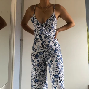 Blommig byxdress - En skön jumpsuit eller byxdress från h&m i trikå material, formar rumpan väldigt fint. Den är knappast använd och därmed i fint skick!