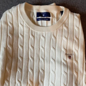 Kabelstickad ganttröja stl XS - Superfin oanvänd ganttröja! Frakten är inte inräknad. 