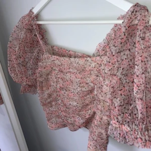  - Superfin och trendig top från H&M i storlek 40 Storleken går att diskuteras, den funkar på mig som normalt är en S men skulle passa en M också! Lappen finns kvar och den är aldrig använd !! Har swish och fraktar  Bud från 200:-