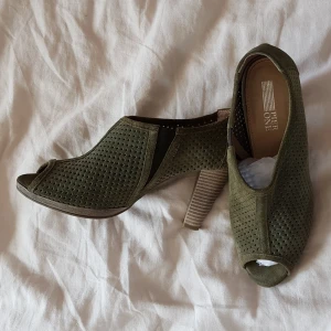 Olivgröna klackar  - Bekväma, olivgröna mockaklackar som formar fötterna superfint. Använt fåtal ggr